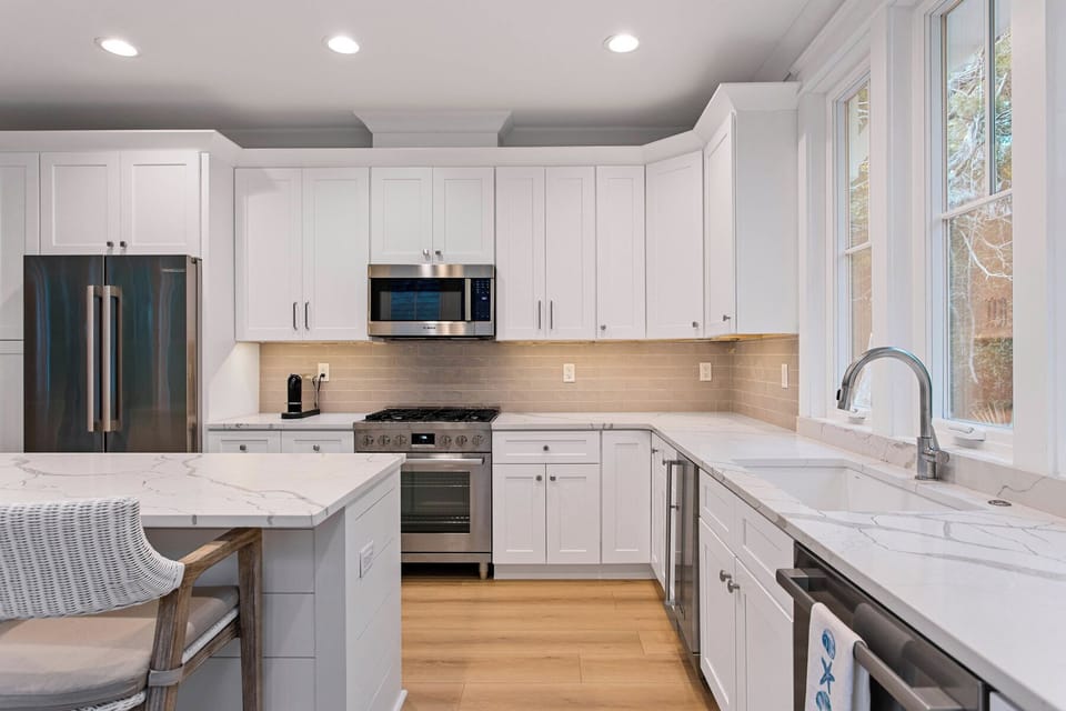 OVERSIZED KITCHEN FOR MULTIPLE CHEFS