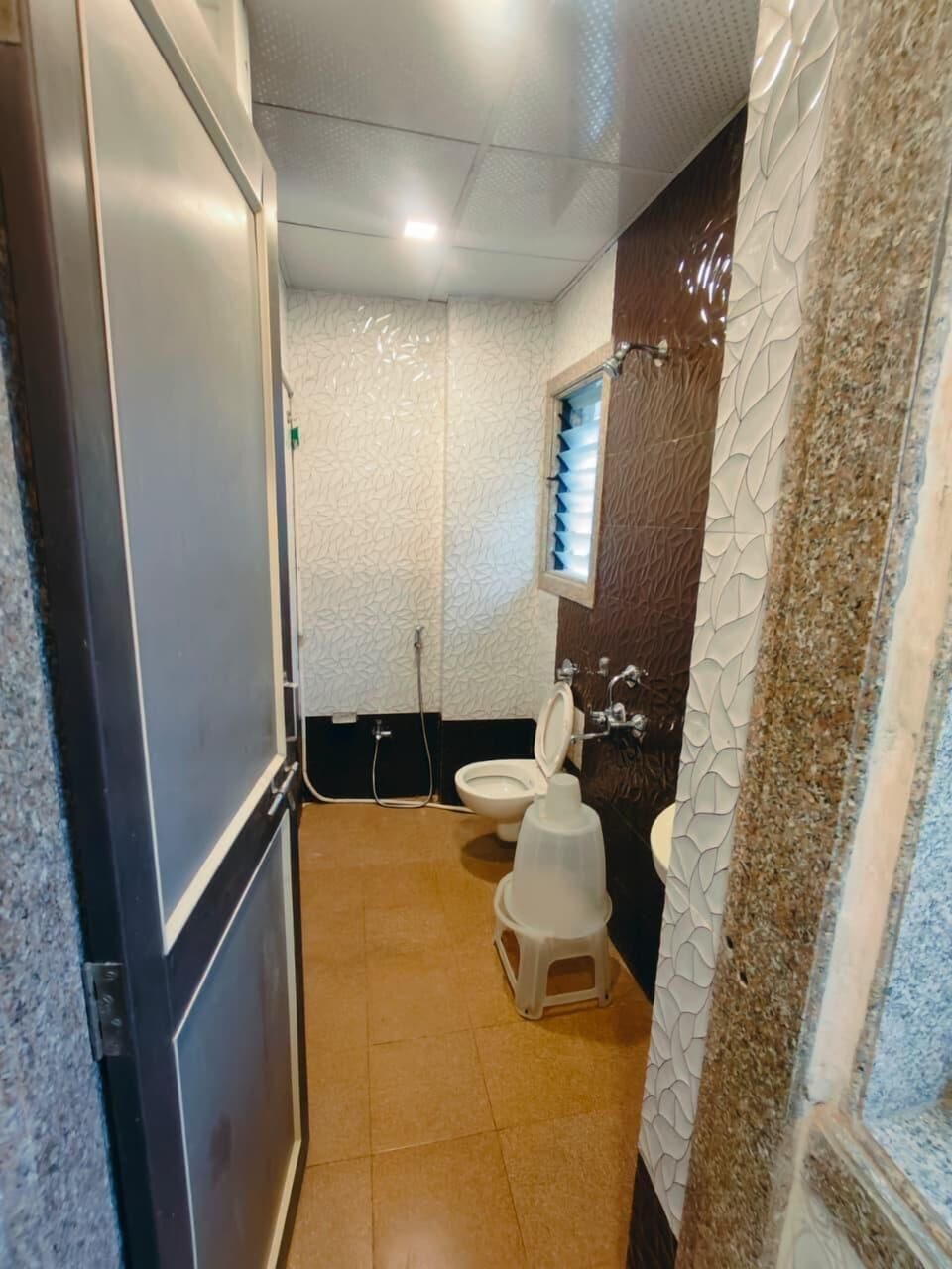 Free toiletries, towels, toilet paper