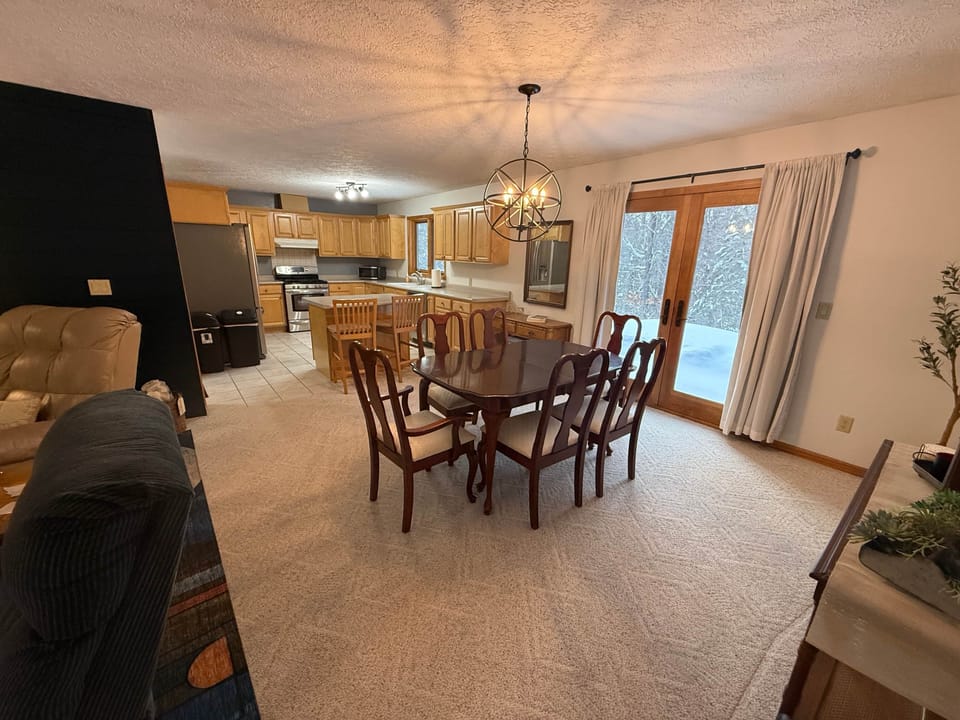Full Kitchen & Dining Area, New appliances