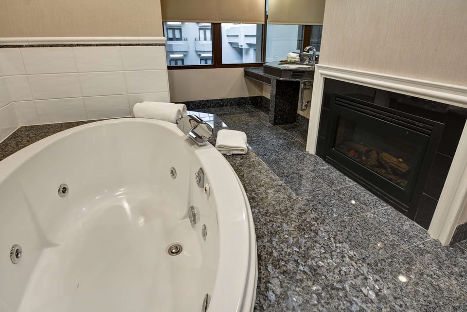 Room, 1 King Bed (Whirpool Bath) | Bathroom | Designer toiletries, hair dryer, bathrobes, towels