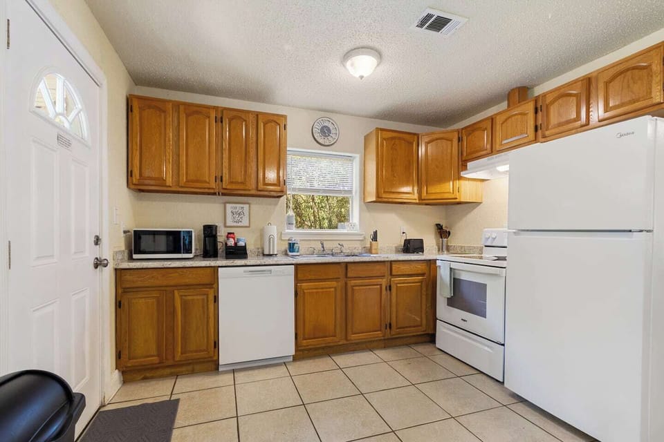 This fully equipped kitchen has everything you need for a comfortable stay. Featuring ample counter space, full-size appliances, and plenty of cabinets, it’s perfect for preparing meals, morning coffee, or quick snacks between outings. Bright and cle