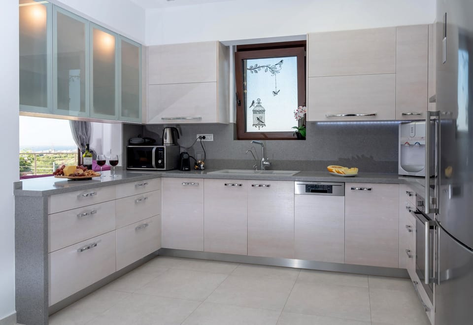 Luxury Villa, 5 Bedrooms, Garden View | Private kitchen | Toaster