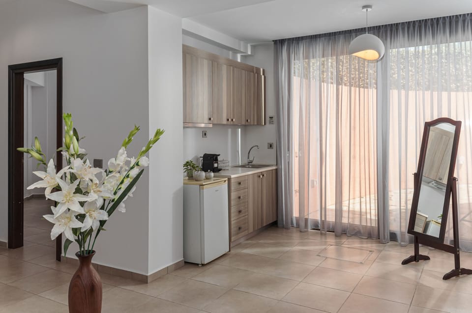 Luxury Villa, 5 Bedrooms, Garden View | Private kitchen | Toaster