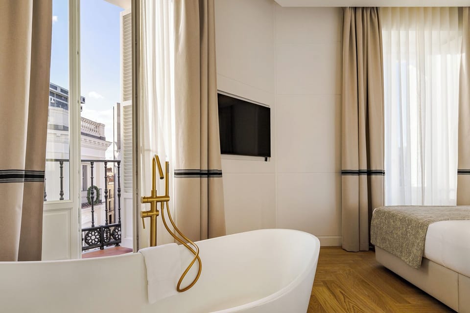 Premium Corner Room Whith Bathtub | Egyptian cotton sheets, premium bedding, down comforters