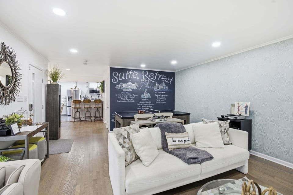 Home Decor, Couch, Furniture, Architecture, Building