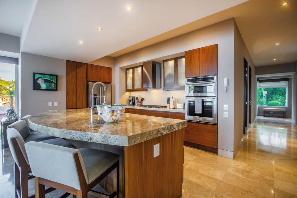 Kitchen island with seating—perfect for casual breakfasts or evening cocktails