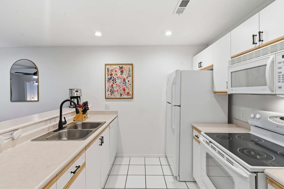 The open kitchen is well equipped for an unforgettable getaway​