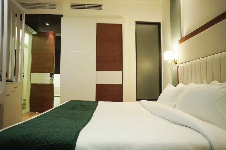 Deluxe Double Room | In-room safe, desk, soundproofing, iron/ironing board