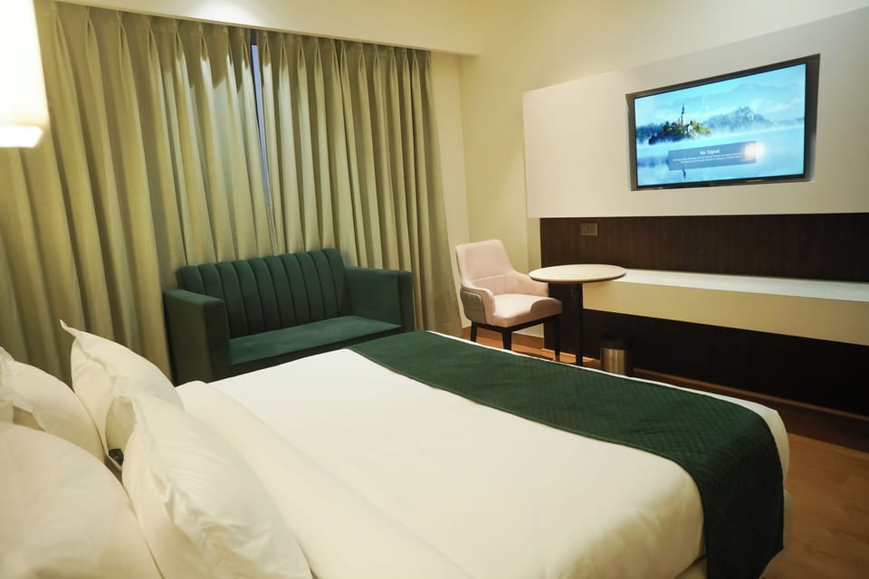 Deluxe Double Room | In-room safe, desk, soundproofing, iron/ironing board