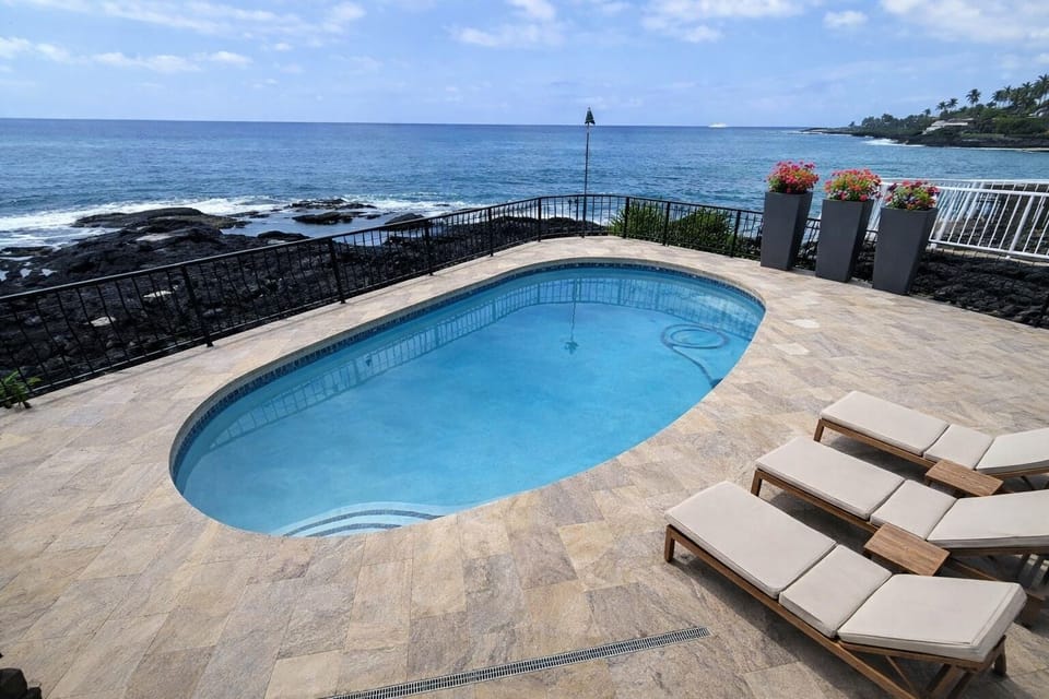 Oceanfront pool with Kona Coast voews