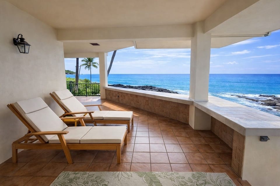 A peaceful oceanfront lanai