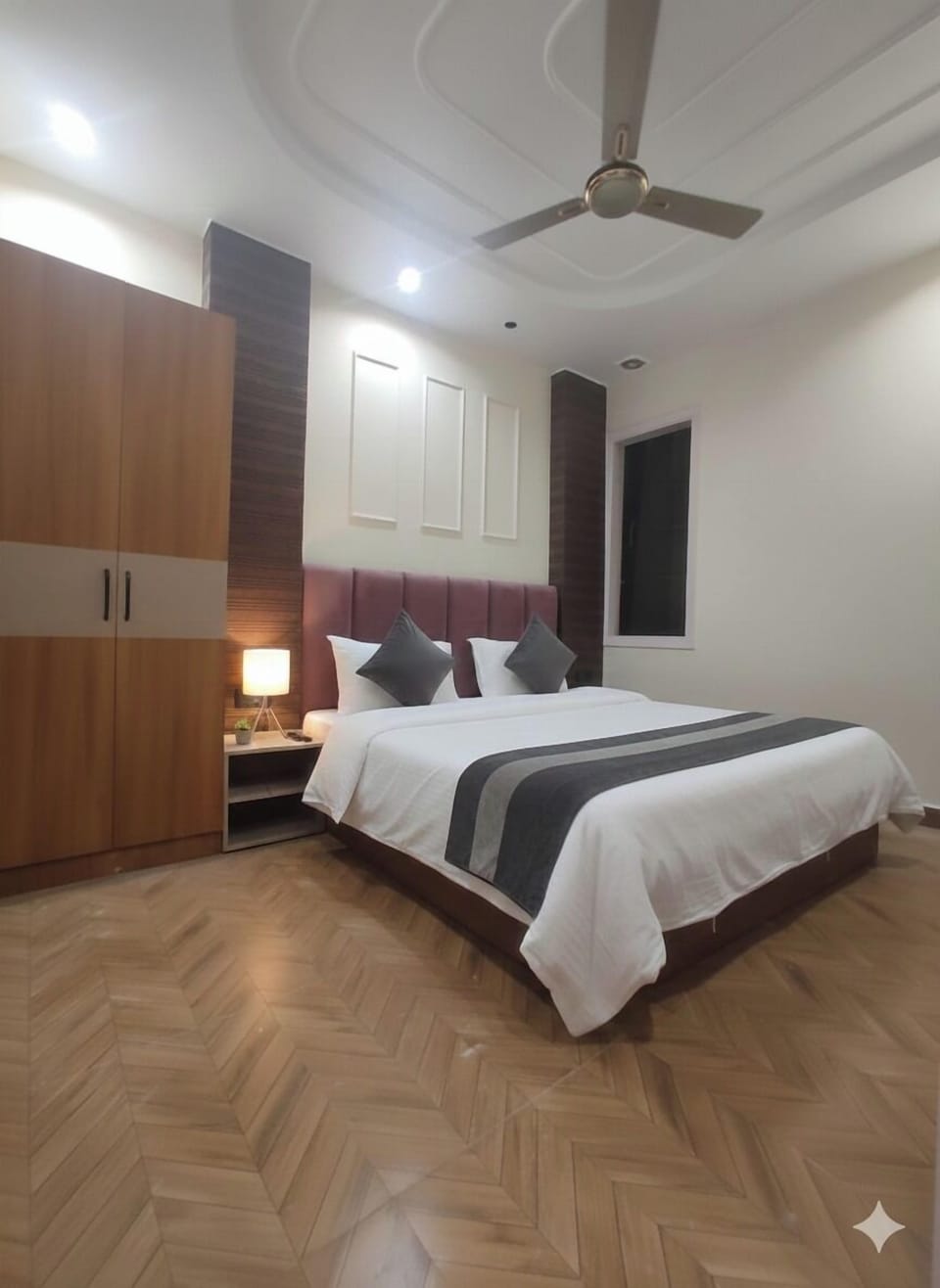 Premium Room | Laptop workspace, free WiFi