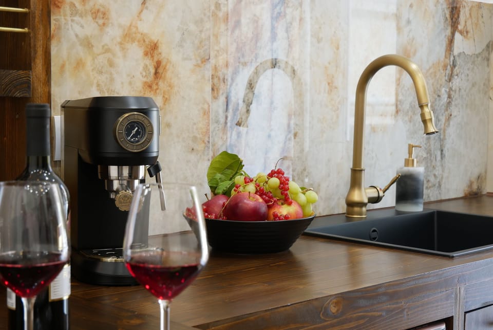 Full-size fridge, microwave, oven, stovetop