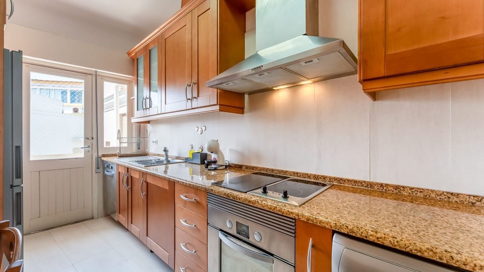 Fully equipped kitchen with granite breakfast bar and balcony access — perfect for morning coffee.
#FaroStay #EquippedKitchen #BalconyAccess #HolidayRental