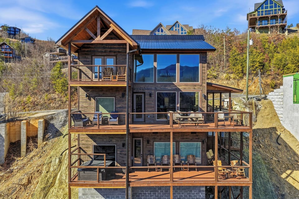 leconte-lookout-pool-lodge-drone-2