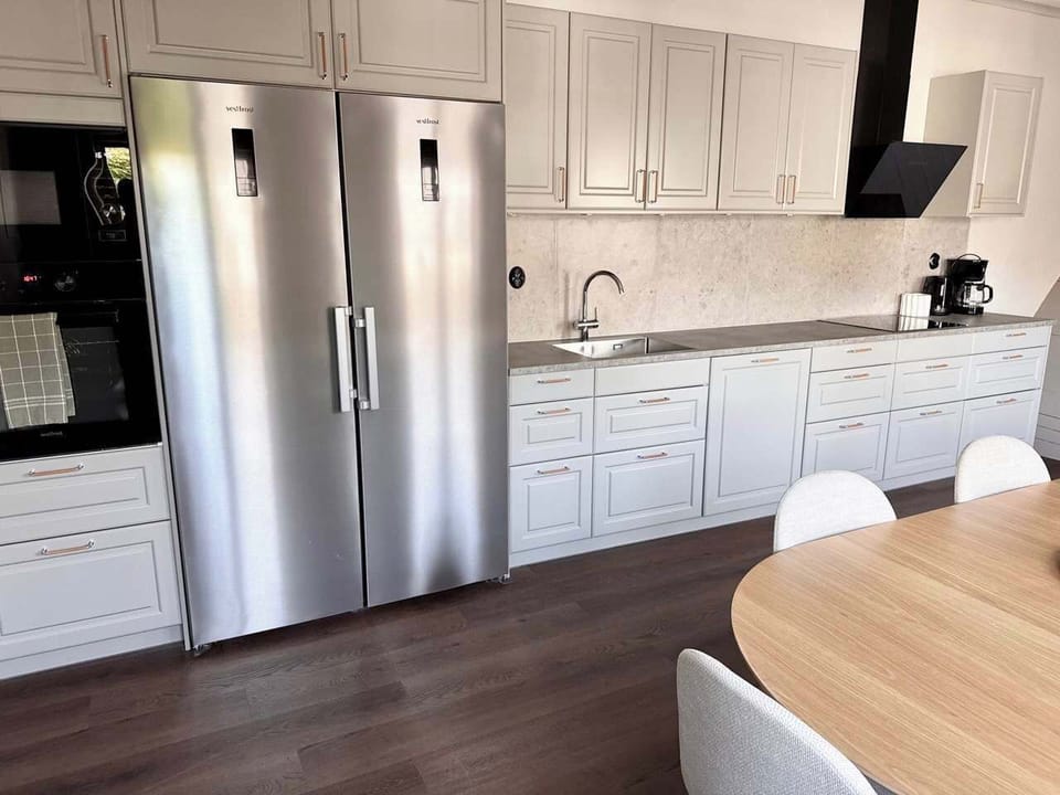 View towards the fully equipped kitchen with lots of space to prepare own meals. 
