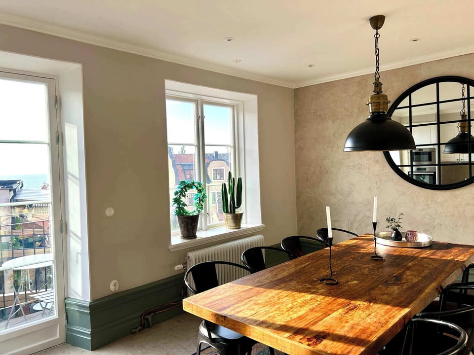 The spacious dining area with a dining table for 7 guests.