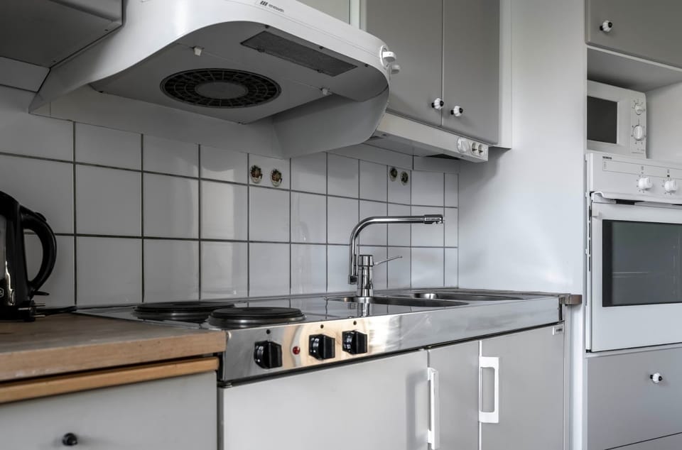 The fully equipped kitchen with fridge, freezer, microwave and all the cookware needed for a dinner at home.
