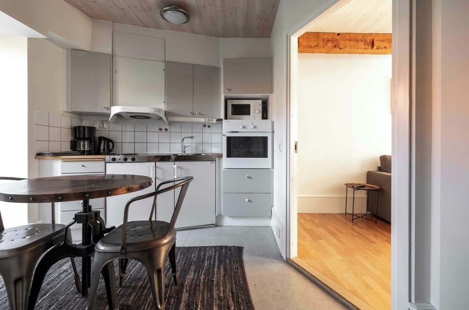 The fully equipped kitchen with fridge, freezer, microwave and all the essentials needed for a dinner at home.