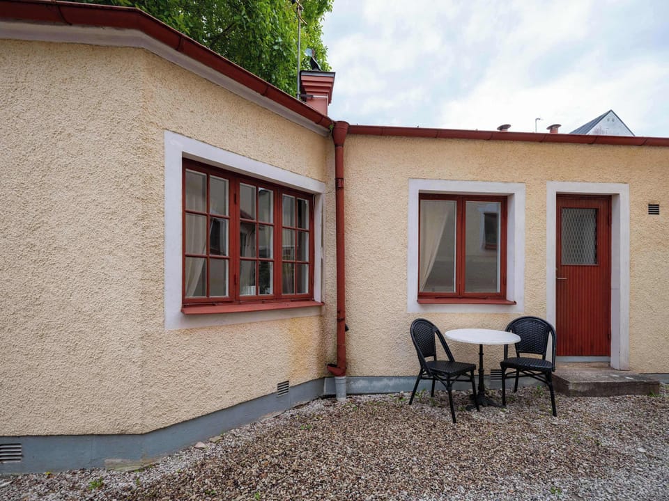 The cozy courtyard.