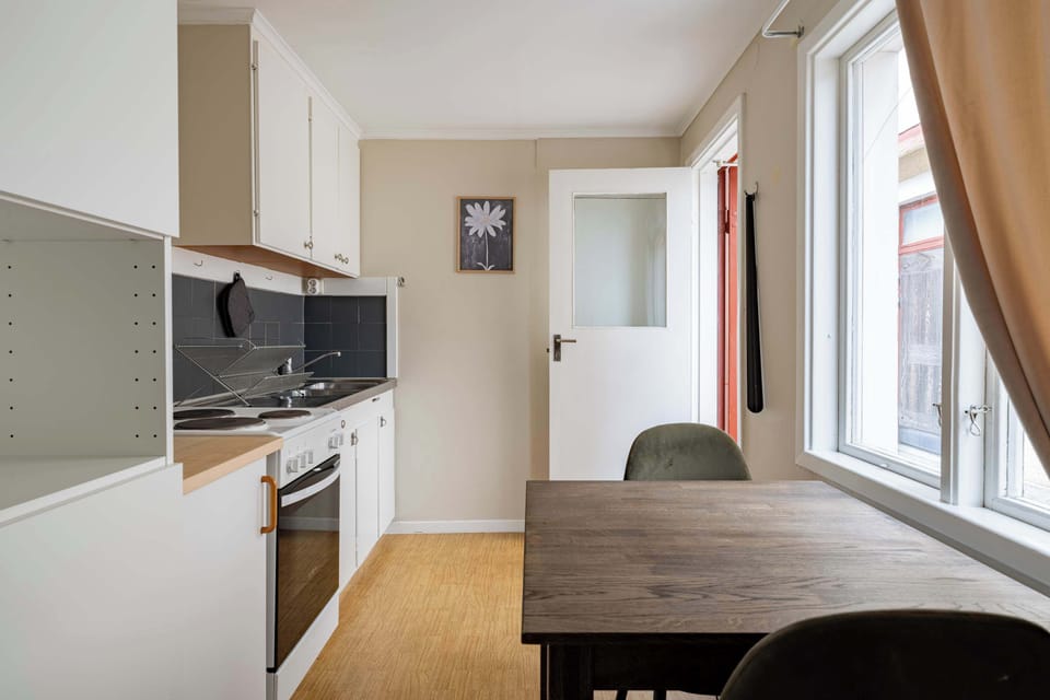 Overview of the kitchen and dining table.