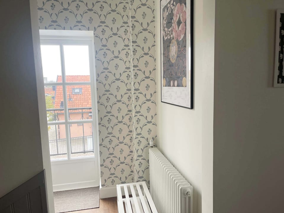 The hallway with a balcony.