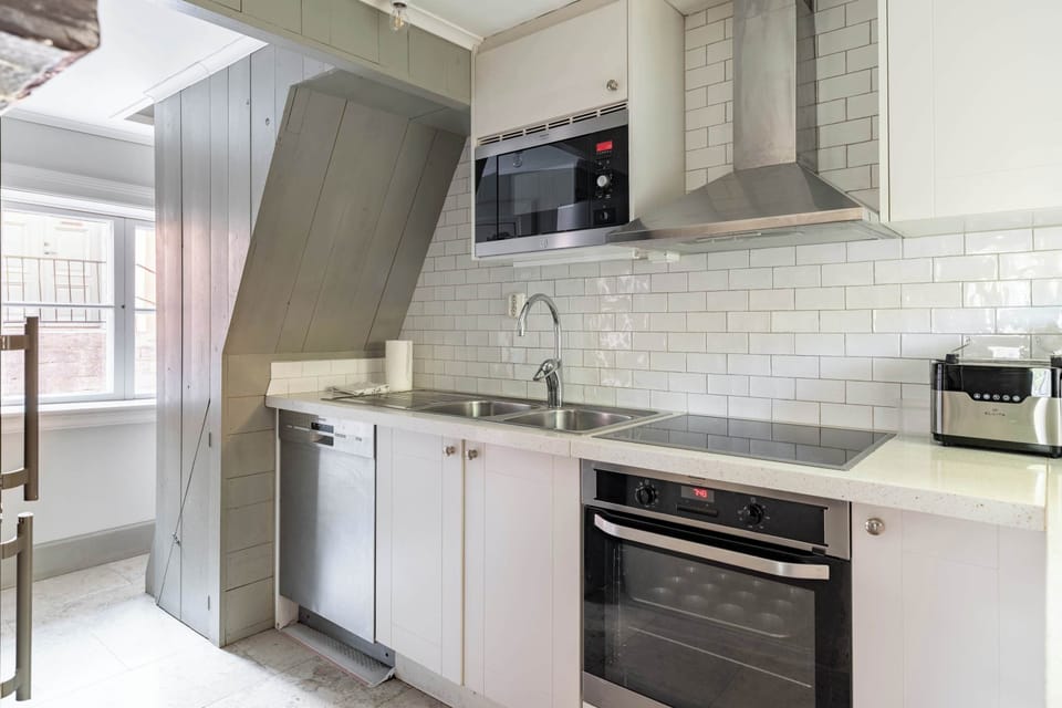 The nice newly renovated kitchen.