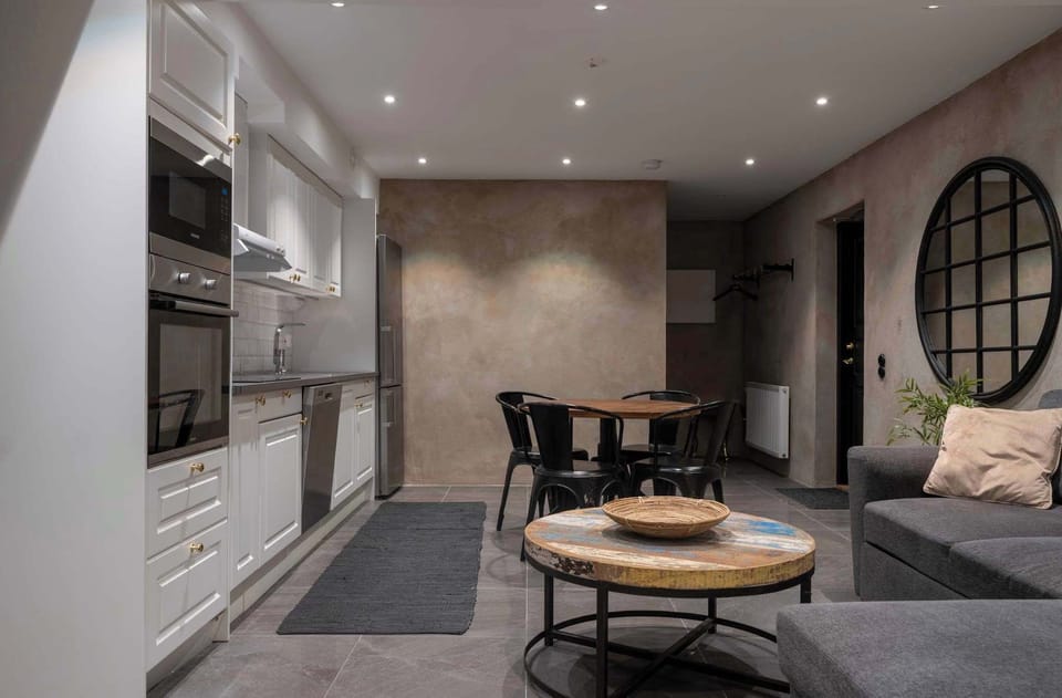 A cozy seating area allows you to enjoy meals comfortably and to socialize.