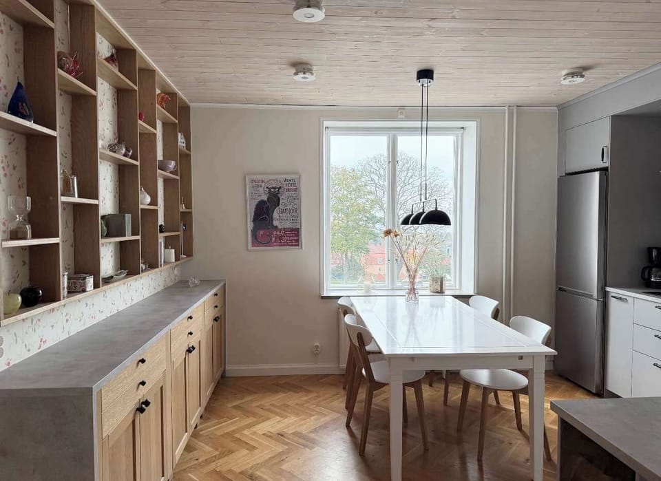 The dining table for up to 6 guests.