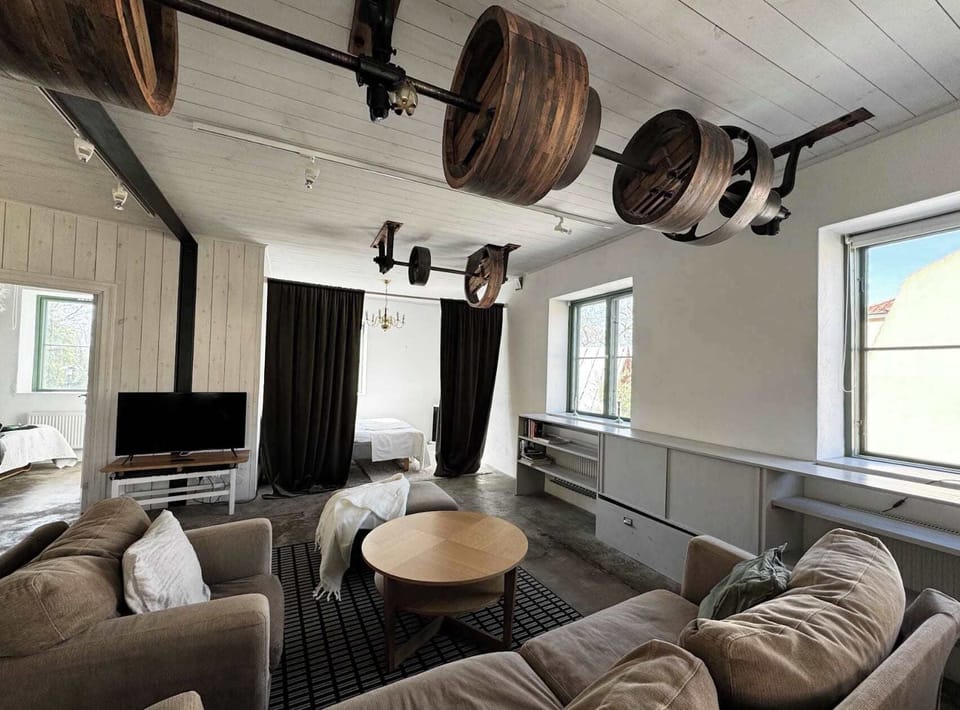 Overview of the living room.