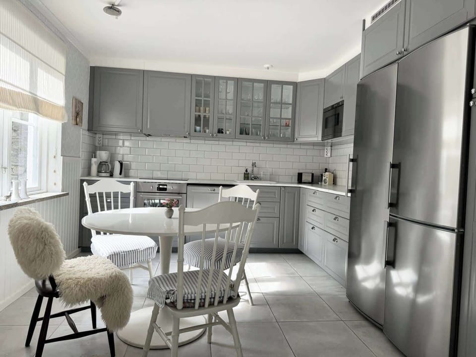 View over the idyllic kitchen with a sweet dining area.