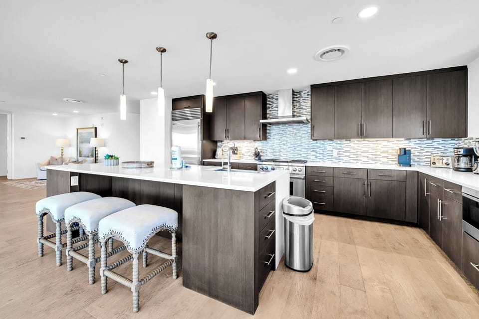 Kitchen with Eat-in bar seating