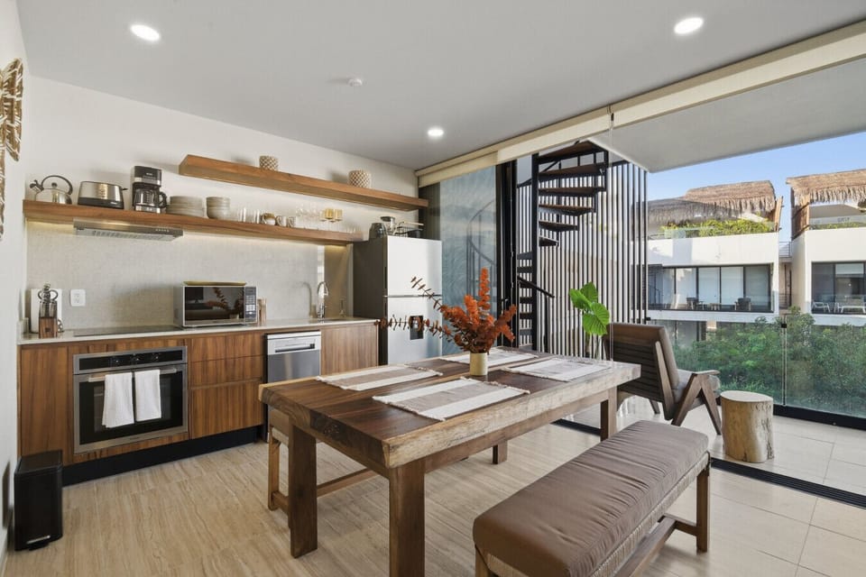 Spacious Dining Area & Kitchenette
