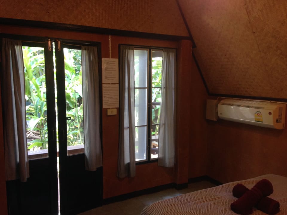 Bungalow AC | Desk, free WiFi, bed sheets