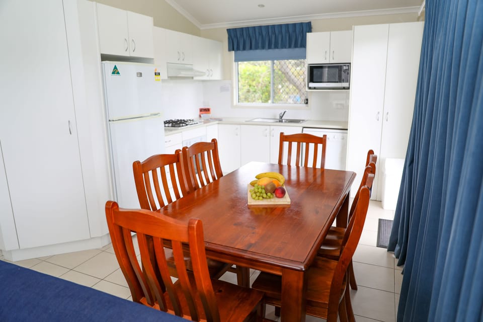 3 Bedroom Deluxe 6 Berth Cabin | In-room dining