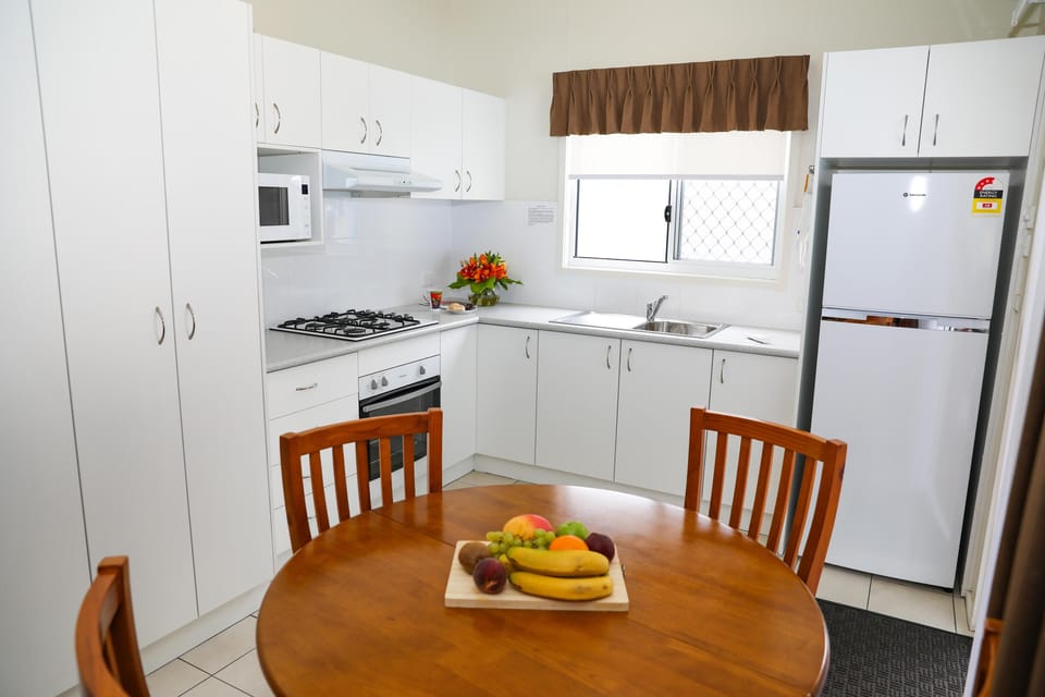 Deluxe Cabin, 2 Bedrooms | In-room dining
