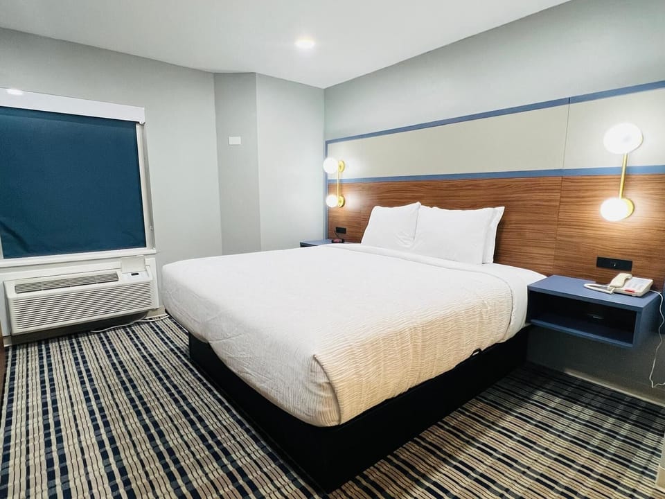 Room, 1 King Bed, Mobility Accessible, Non Smoking (Bathtub w/Grab Bars) | Premium bedding, blackout drapes, iron/ironing board, rollaway beds