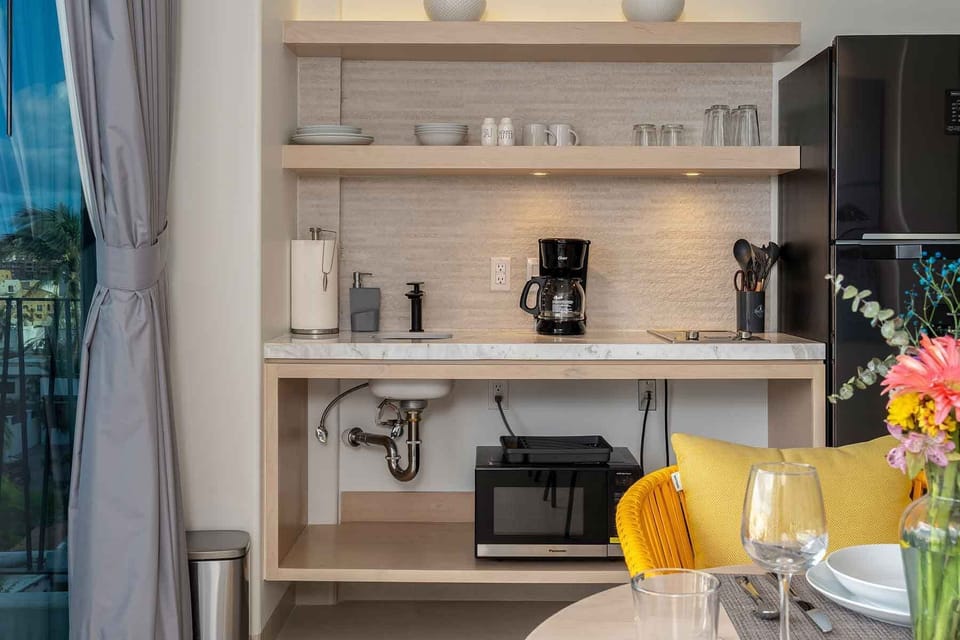 Studio Suite, 2 Queen Beds, City View | Private kitchen