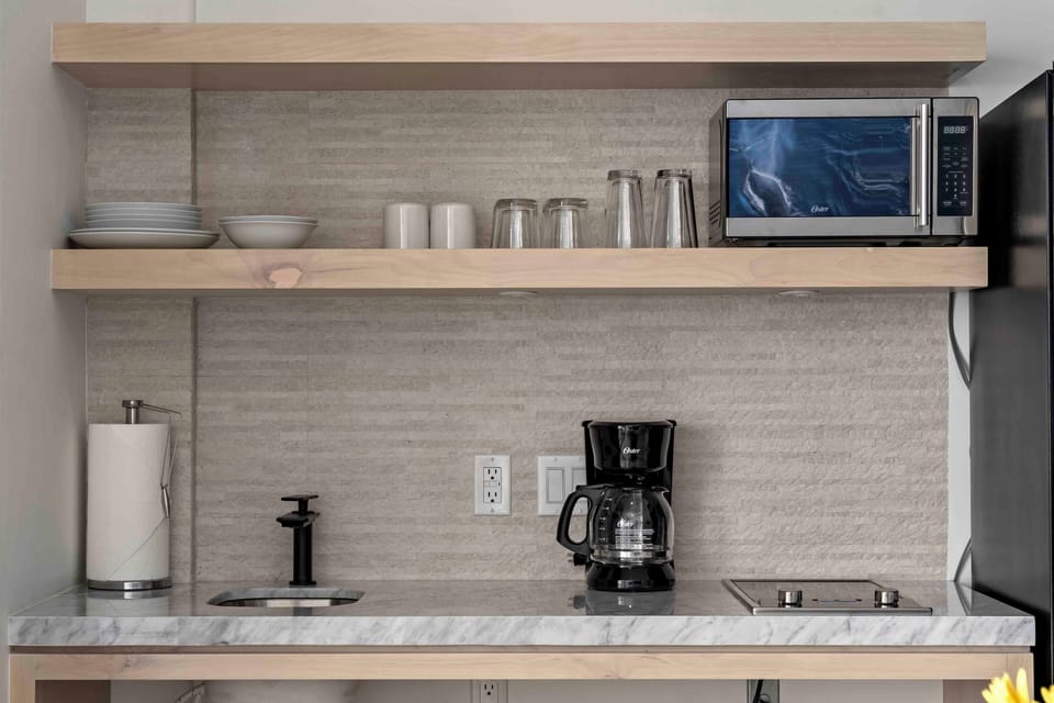 Studio Suite, 2 Queen Beds, City View | Private kitchen