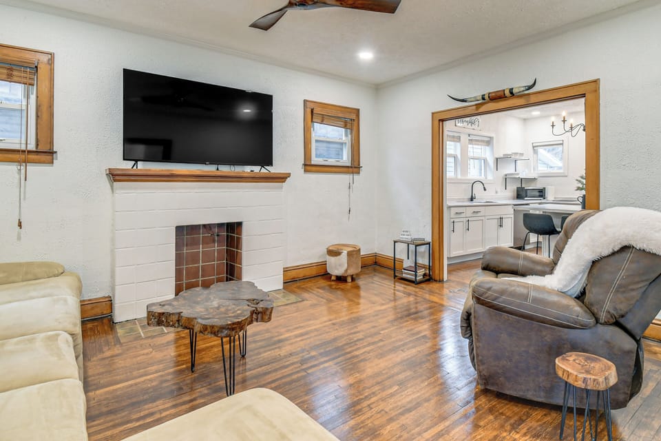 Property Interior | Central A/C & Heating | Free WiFi