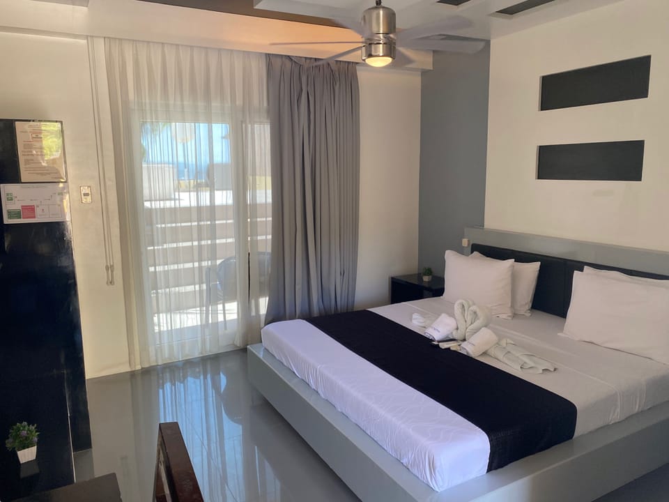 Luxury Room, 1 King Bed, Hot Tub, Sea View | Minibar, in-room safe, desk, laptop workspace