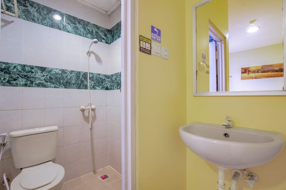Suite | Bathroom | Shower, rainfall showerhead, free toiletries, slippers