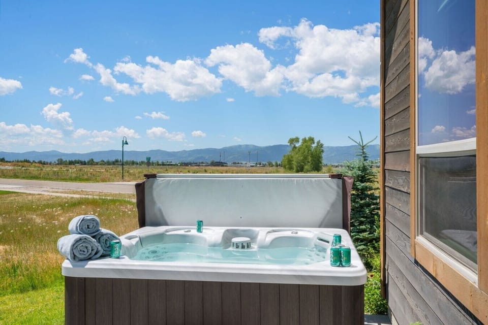 Hot Tub w/ Mountain Views