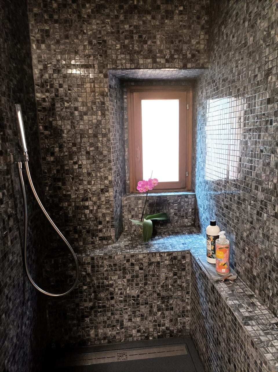 Superior Double Room | Bathroom | Free toiletries, hair dryer, bathrobes, towels