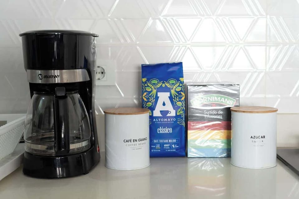 Fully equipped kitchen - coffee station
