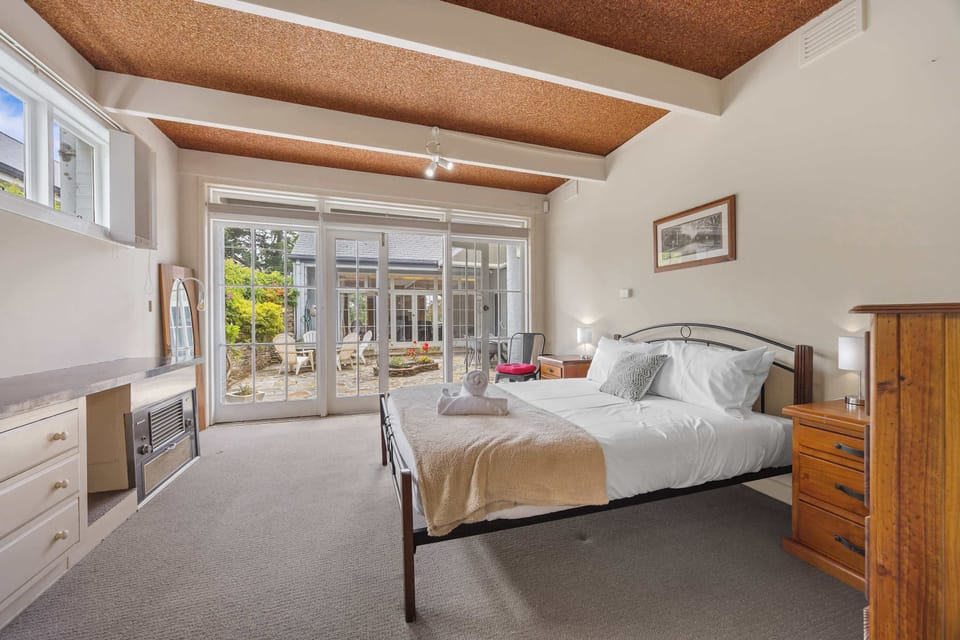Bedroom 4 (1 queen bed)
