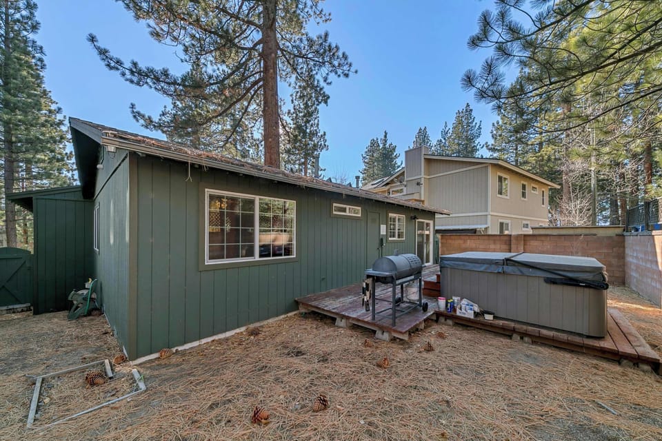 Quiet mountain retreat with a private hot tub and forest setting—perfect for unwinding, stargazing, and peaceful nights surrounded by nature.
