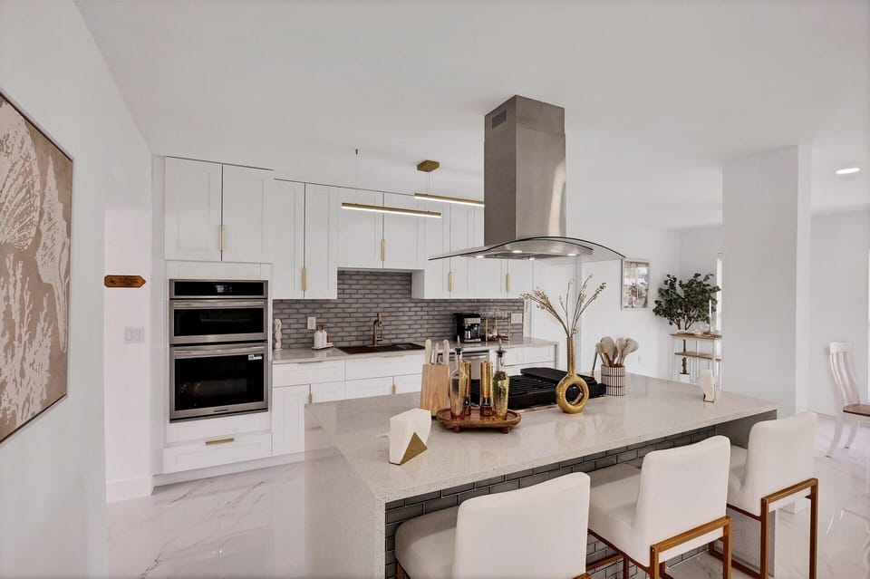 Gorgeous, bright, open, fully-equipped kitchen