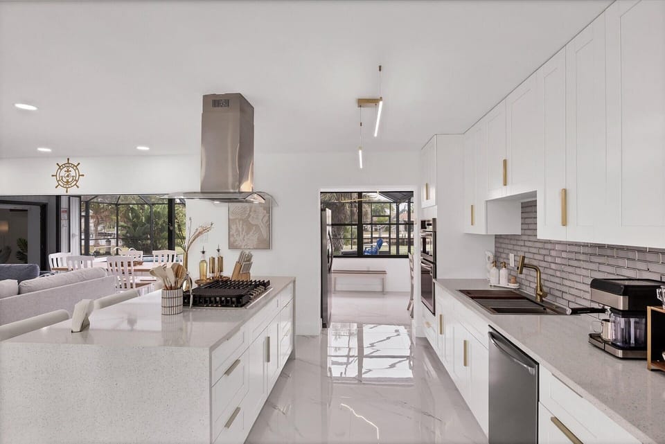 Gorgeous, bright, open, fully-equipped kitchen