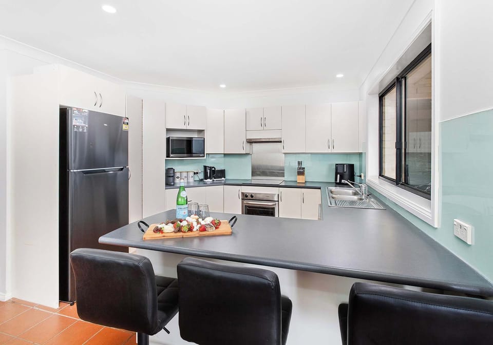 Pacific View  |  Kitchen with Oven, Cooktop, Microwave, Coffee Machine & Fridge/Freezer